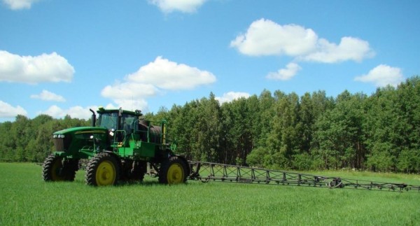 На полях Тюменской области хозяйства проводят обработку посевов