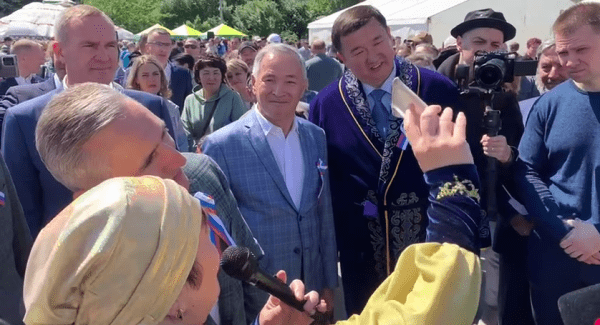 В казахском подворье губернатору Тюменской области предрекли испытания и удачу