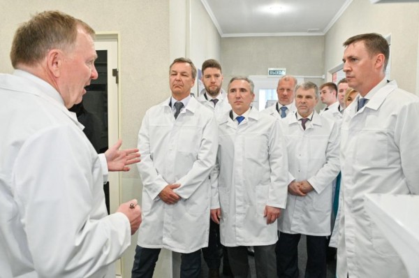 Губернатор Тюменской области посетил лаборатории и завод агрофирмы "КРиММ"
