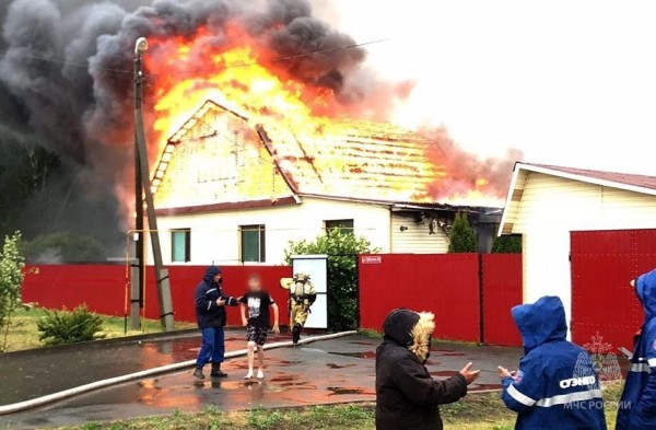 Ялуторовские пожарные спасли подростка из горящего дома Ялуторовские пожарные спасли подростка из горящего дома