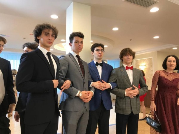 37 выпускников ФМШ Тюменской области получили аттестаты с отличием