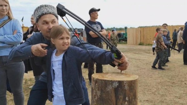 Поучаствовать в мечевом бою, пометать ножи и топоры могут гости фестиваля "Дружина Ермака" в Тюменской области