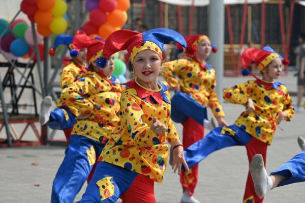 500 юных артистов выступили на гала-концерте XХIII национального фестиваля "Радуга" в Тюмени 500 юных артистов выступили на гала-концерте XХIII национального фестиваля "Радуга" в Тюмени