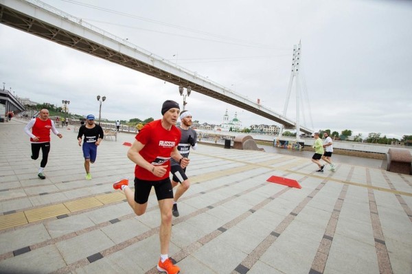 Более 3 000 человек участвуют в фестивале бега "Стальной характер" в Тюмени