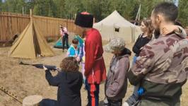 Поучаствовать в мечевом бою, пометать ножи и топоры могут гости фестиваля "Дружина Ермака" в Тюменской области