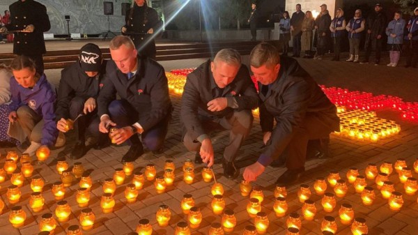 Тюменцы провели торжественную акцию "Огненные картины войны"