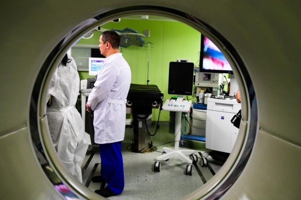 Александр Моор поздравил медработников Тюменской области с профессиональным праздником