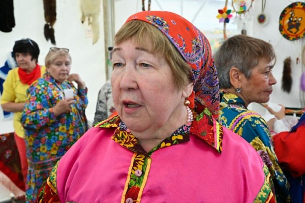 Александр Моор посетил национальные подворья на фестивале "Венок дружбы" в Ялуторовске