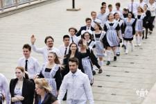 Вальс на набережной тюменские выпускники станцевали с своими учителями Вальс на набережной тюменские выпускники станцевали с своими учителями