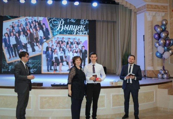 37 выпускников ФМШ Тюменской области получили аттестаты с отличием