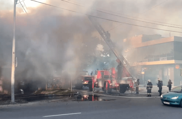 В Тюмени загорелся нежилой дом на ул. Казанской