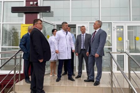 Ремонт поликлиники в Викуловском районе проверяет губернатор Тюменской области Александр Моор