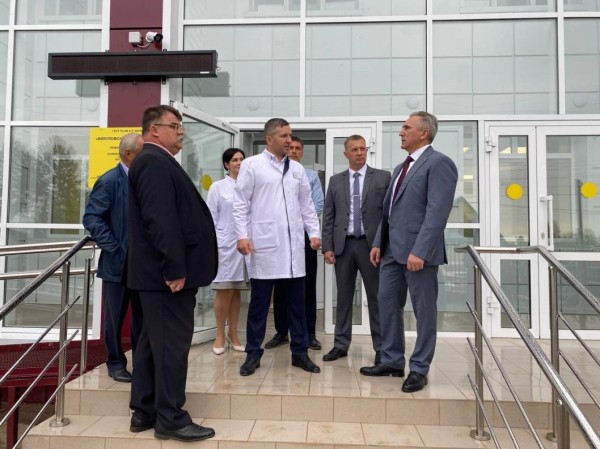 Ремонт поликлиники в Викуловском районе проверяет губернатор Тюменской области Александр Моор