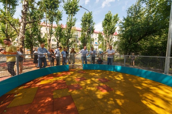 В тюменских дворах утанавливают площадки для панна-футбола В тюменских дворах утанавливают площадки для панна-футбола