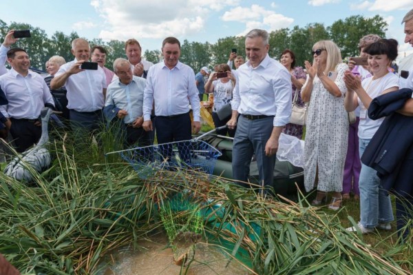 Губернатор Тюменской области поздравил рыбаков с профессиональным праздником