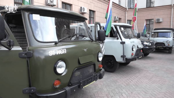 Ключи от девяти машин повышенной проходимости передали тюменским бойцам СВО