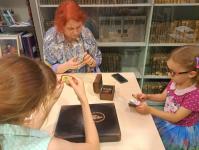 Тюменцам в редком фонде библиотеки показывают книги-миниатюры и необычный портрет Гоголя 