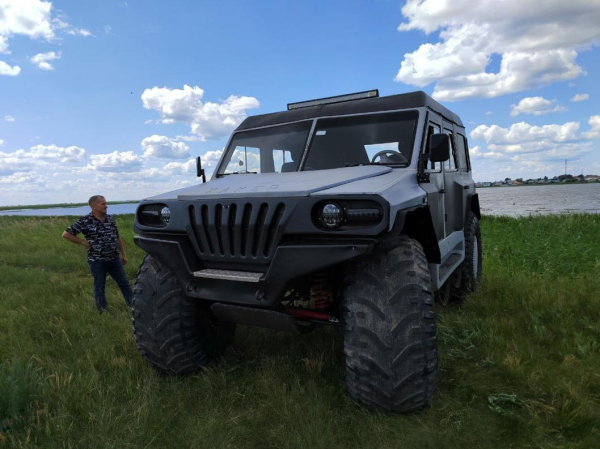 До шести километров в час проплывает вездеход "Хакер", созданный в селе Сладково Тюменской области До шести километров в час проплывает вездеход "Хакер", созданный в селе Сладково Тюменской области