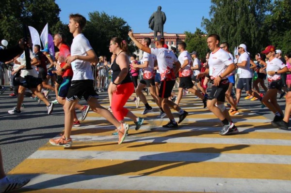 На старт "Тюменского полумарафона" вышли тысячи тюменцев