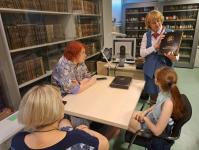 Тюменцам в редком фонде библиотеки показывают книги-миниатюры и необычный портрет Гоголя 