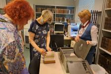 Тюменцам в редком фонде библиотеки показывают книги-миниатюры и необычный портрет Гоголя 