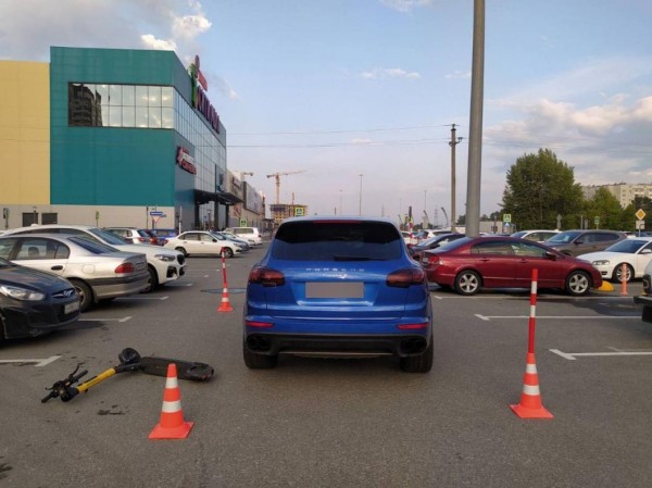 Школьник на электросамокате попал под колеса у ТРЦ "Сити-Молл" Школьник на электросамокате попал под колеса у ТРЦ "Сити-Молл"