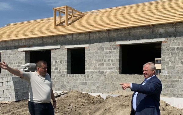 Трехквартирный дом для медицинских работников строят в Нижней Тавде