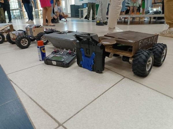 Тобольская команда победила в робототехнических соревнованиях среди школьников Тобольская команда победила в робототехнических соревнованиях среди школьников