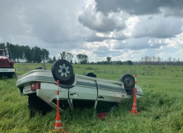 На трассе Тюмень - Ханты-Мансийск перевернулся автомобиль, пострадали два человека