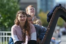 В Тюмени развернули огромный триколор на площади 400-летия города В Тюмени развернули огромный триколор на площади 400-летия города