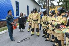 Разрезали автомобиль и вскрыли дверь "хулиганом": тюменские журналисты поучаствовали в квесте "Я - пожарный"