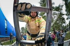 Разрезали автомобиль и вскрыли дверь "хулиганом": тюменские журналисты поучаствовали в квесте "Я - пожарный"