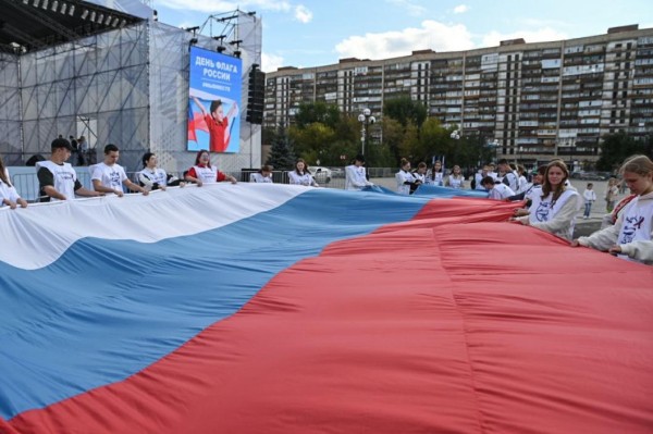 В Тюмени развернули огромный триколор на площади 400-летия города В Тюмени развернули огромный триколор на площади 400-летия города