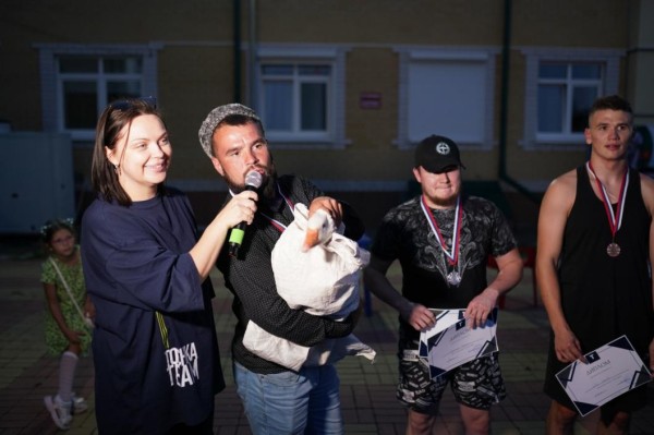 Победителю борьбы на опоясках в Ялуторовске достался живой гусь