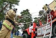 Разрезали автомобиль и вскрыли дверь "хулиганом": тюменские журналисты поучаствовали в квесте "Я - пожарный"
