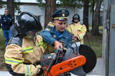Разрезали автомобиль и вскрыли дверь "хулиганом": тюменские журналисты поучаствовали в квесте "Я - пожарный"
