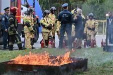 Разрезали автомобиль и вскрыли дверь "хулиганом": тюменские журналисты поучаствовали в квесте "Я - пожарный"