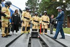 Разрезали автомобиль и вскрыли дверь "хулиганом": тюменские журналисты поучаствовали в квесте "Я - пожарный"