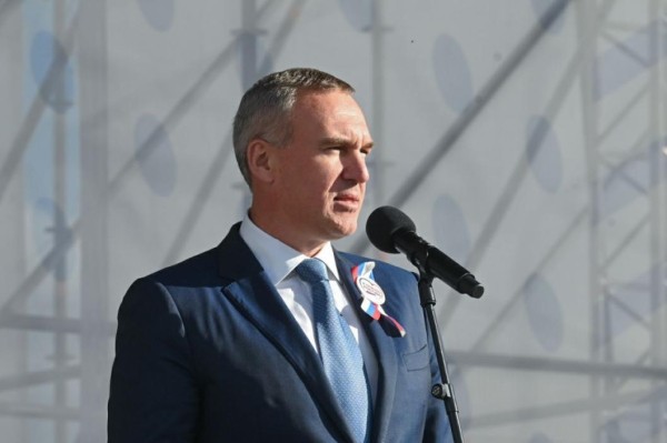 В Тюмени развернули огромный триколор на площади 400-летия города В Тюмени развернули огромный триколор на площади 400-летия города