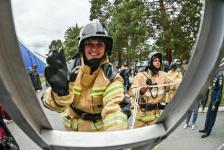 Разрезали автомобиль и вскрыли дверь "хулиганом": тюменские журналисты поучаствовали в квесте "Я - пожарный"