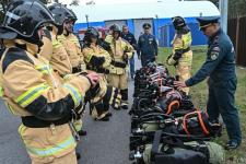 Разрезали автомобиль и вскрыли дверь "хулиганом": тюменские журналисты поучаствовали в квесте "Я - пожарный"