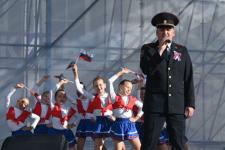 В Тюмени развернули огромный триколор на площади 400-летия города В Тюмени развернули огромный триколор на площади 400-летия города