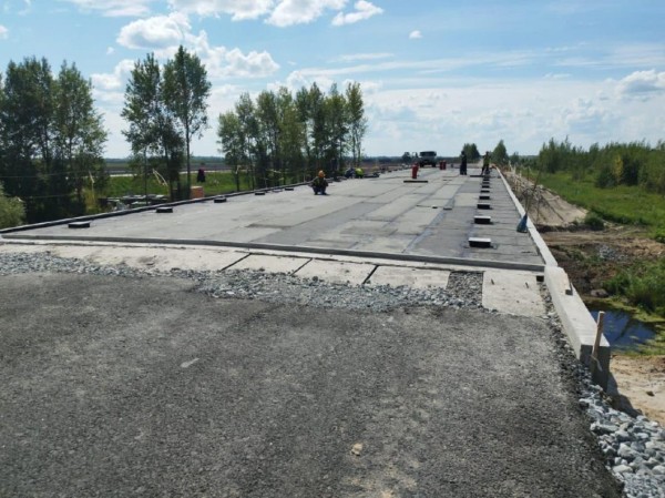 На мосту дороги из Ялуторовска в Ярково идет гидроизоляция пролетов