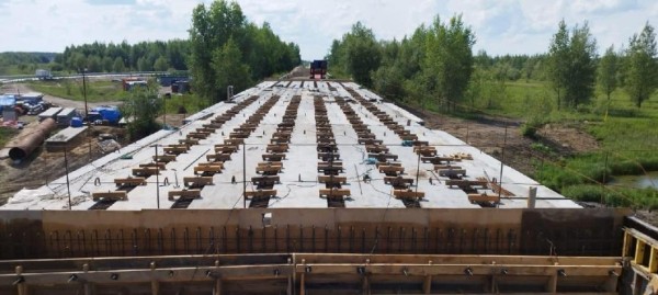 Тюменские строители выполнили монтаж пролетных строений на мосту через реку Чакча 