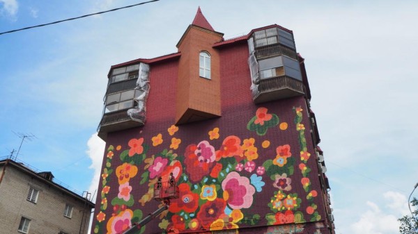 Цветы с тюменского ковра "расцветают" на стене дома на улице Красина