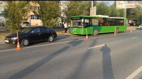 Два человека пострадали в столкновении автобуса с легковушкой в Тюмени Два человека пострадали в столкновении автобуса с легковушкой в Тюмени