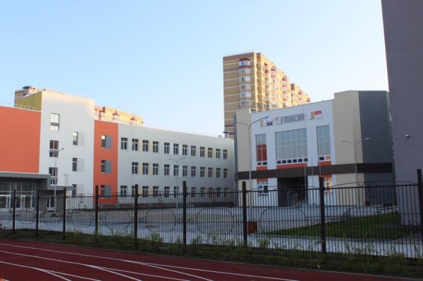 Новую гимназию в микрорайоне Ямальский-2 Тюмени оформили по дизайнерскому проекту