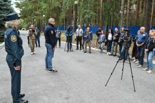 Разрезали автомобиль и вскрыли дверь "хулиганом": тюменские журналисты поучаствовали в квесте "Я - пожарный"