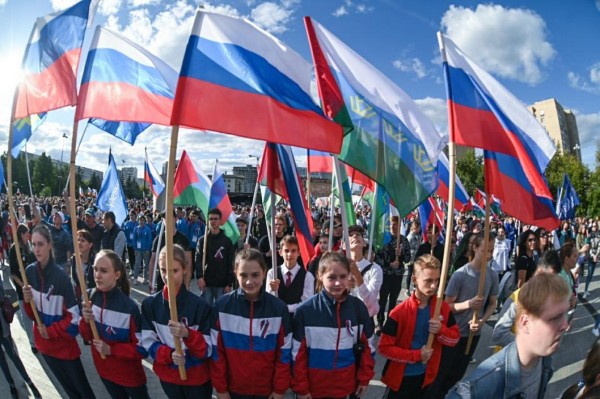В Тюмени развернули огромный триколор на площади 400-летия города В Тюмени развернули огромный триколор на площади 400-летия города
