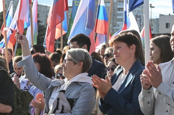 В Тюмени развернули огромный триколор на площади 400-летия города В Тюмени развернули огромный триколор на площади 400-летия города